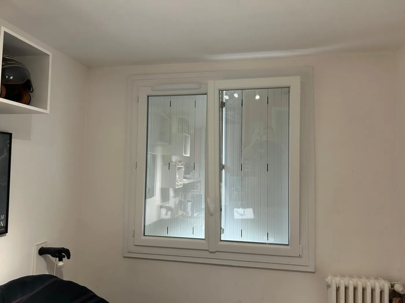 Fenêtre PVC blanc à double vitrage posée dans une chambre
